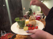 Cremig gefüllte Poulardenrolle an sahniger, provenzialischer Noilly-Prat-Sauce - Rezept - Bild Nr. 3