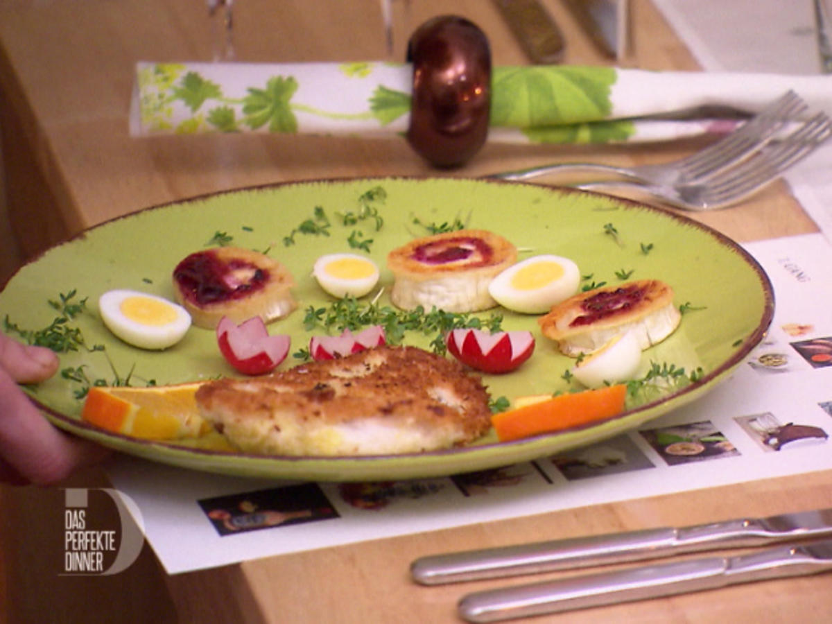 Bunter Salat an gebratenenem Ziegenkäse mit Rotbarschfilet im ...