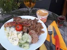 Balkan-Schüttelfleisch mit Salat Sofia - Rezept - Bild Nr. 2