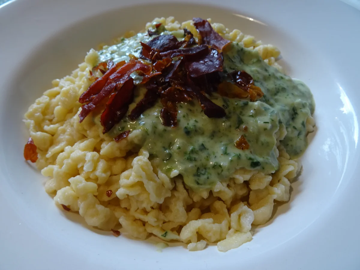 Dinkel-Knöpfle mit Spinat-Käsesoße und Schinken-Chips - Rezept - Bild Nr. 7735