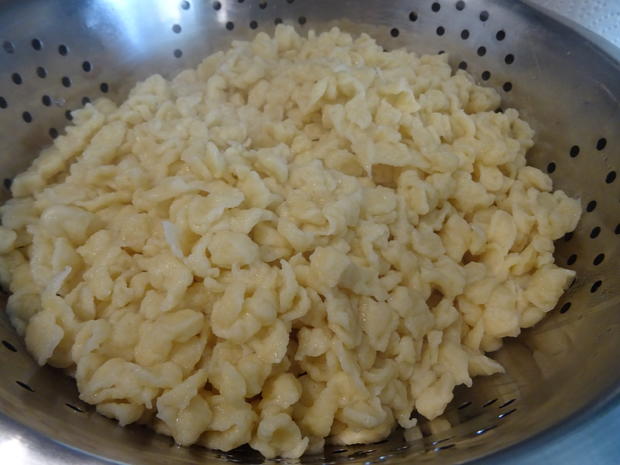 Dinkel-Knöpfle mit Spinat-Käsesoße und Schinken-Chips - Rezept - kochbar.de