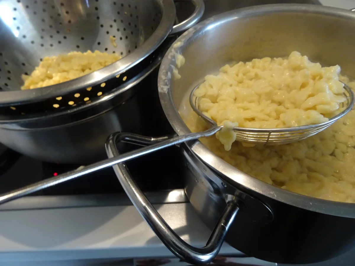 Dinkel-Knöpfle mit Spinat-Käsesoße und Schinken-Chips - Rezept - Bild Nr. 7737