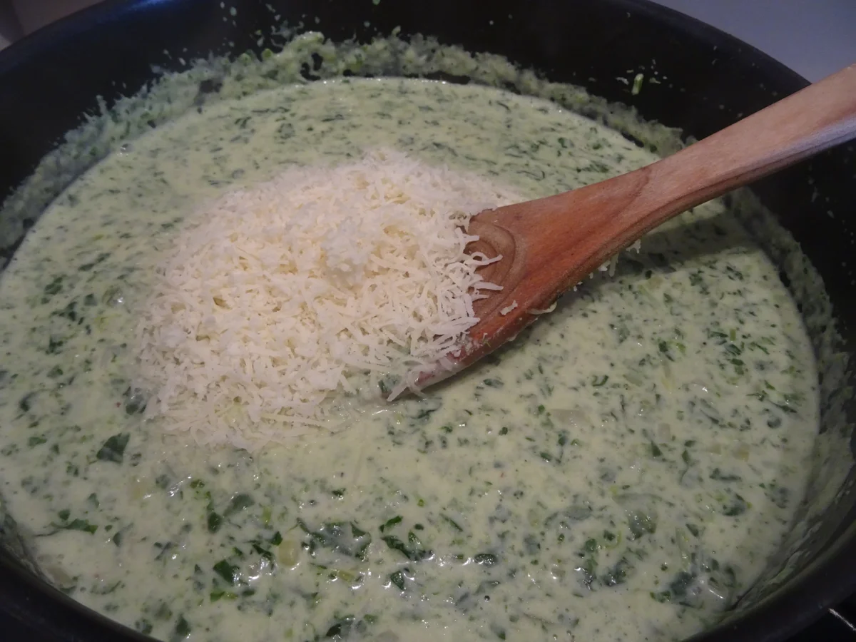 Dinkel-Knöpfle mit Spinat-Käsesoße und Schinken-Chips - Rezept - Bild Nr. 7739