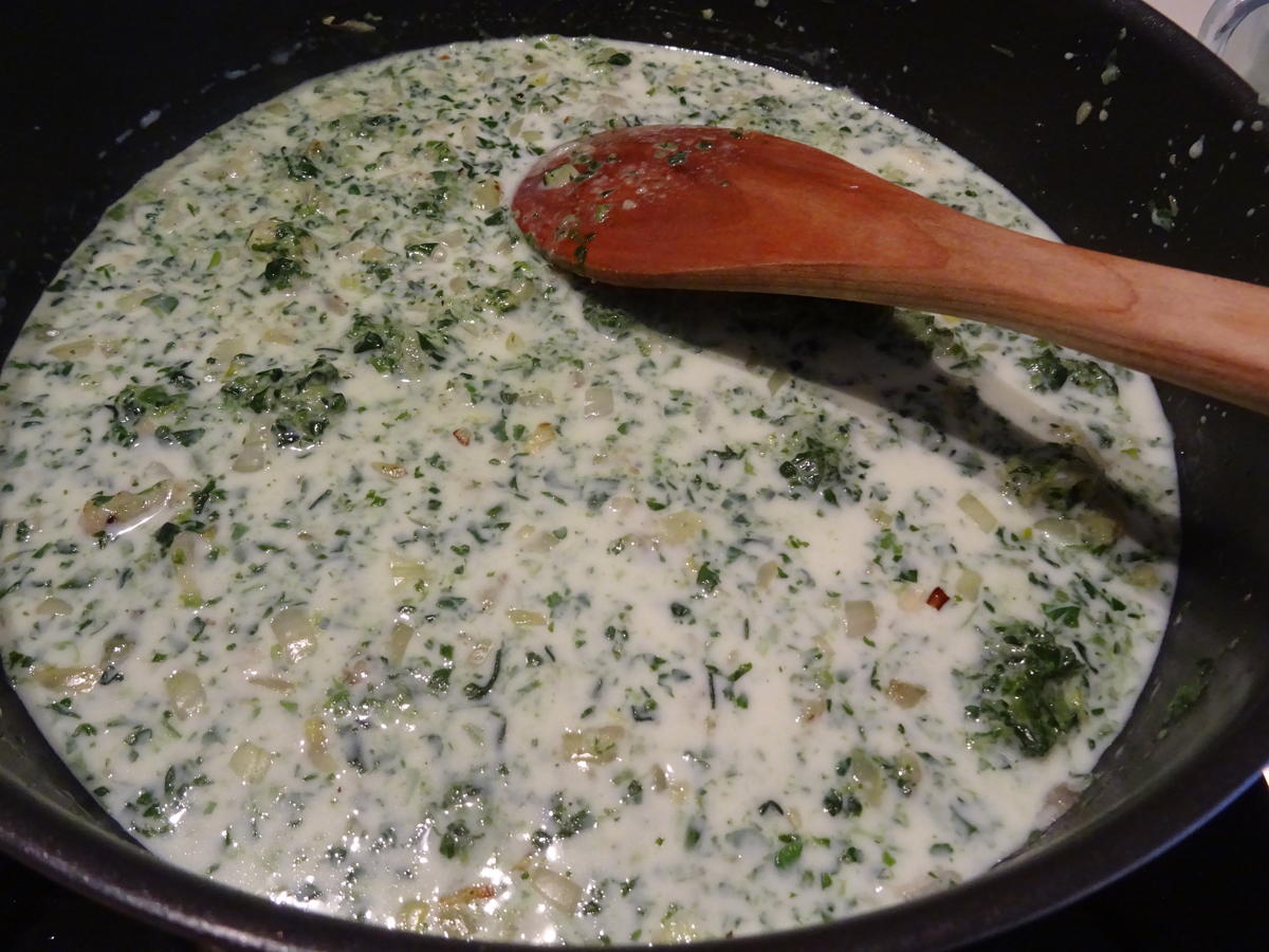 Dinkel-Knöpfle mit Spinat-Käsesoße und Schinken-Chips - Rezept - Bild Nr. 7740