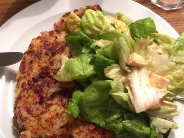 Echte Berner Rösti mit Salat - leckerer Genuss aus der Schweiz - Rezept ...