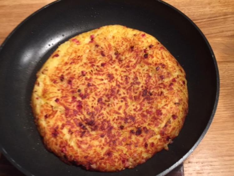 Echte Berner Rösti mit Salat - leckerer Genuss aus der Schweiz - Rezept ...