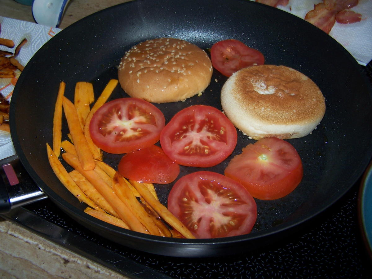 Uschi`s ,, doppel-Hopser Burger " mit, Spiegelei,rote Fritten+Dip - Rezept - Bild Nr. 7738