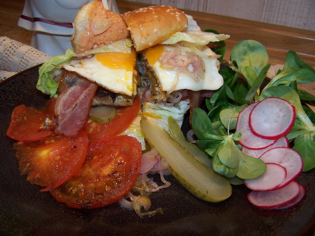 Uschi`s,, doppel Hopser Burger mit, Spiegelei, rote Fritten+Dip ...