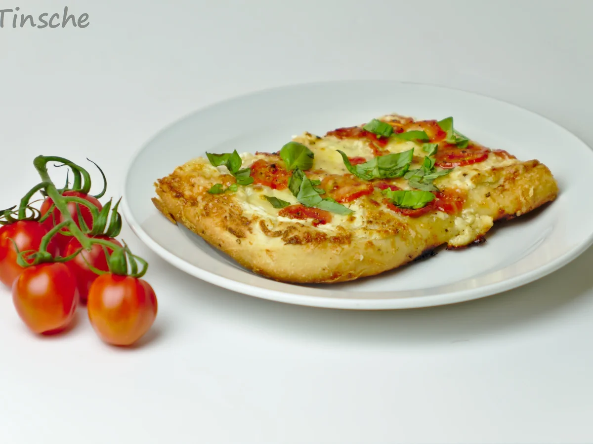 Dinkel-Tomaten-Drei-Käse-Pizza - Rezept - Bild Nr. 7764
