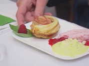 Blätterteigapfel-Röschen dazu Gelato und heiße Himbeeren - Rezept - Bild Nr. 2