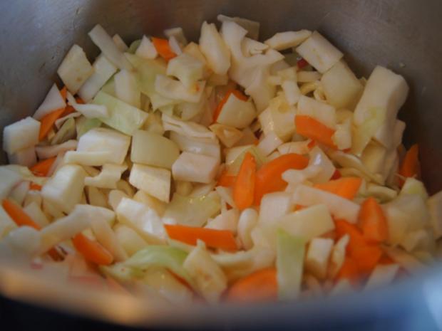 Weißkohl-Gemüse-Suppe mit Garnelen - Rezept - kochbar.de