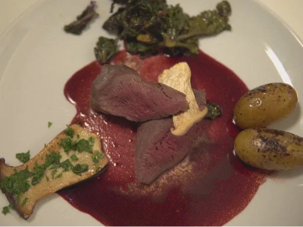 Sous-Vide Lammlachse an einer Rotweinreduktion, mit getrüffelten Drillingen, - Rezept - Bild Nr. 2