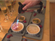 Crème brûlée mit Tonkabohne und Mangopüree mit Gin - Rezept - Bild Nr. 2