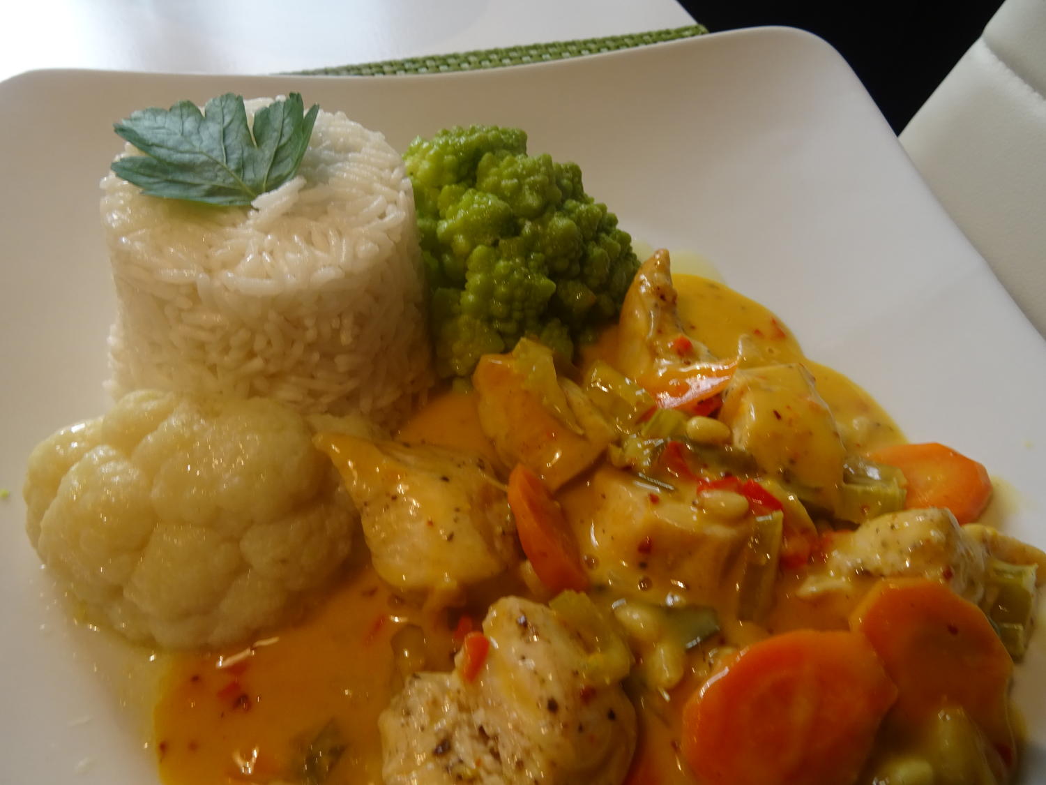 Huhn in fruchtiger Orangen-Sahnesoße mit Reis und Gemüsebeilage ...