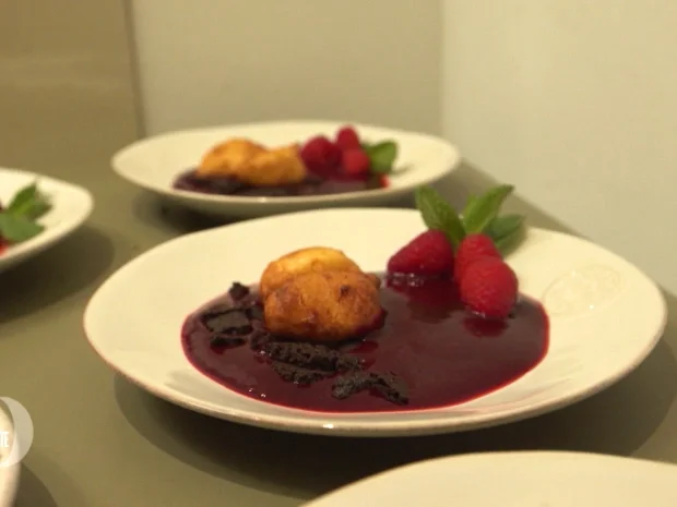 Ricottakrapfen auf Beerenspiegel an Schokoladenerde - Rezept - Bild Nr. 2