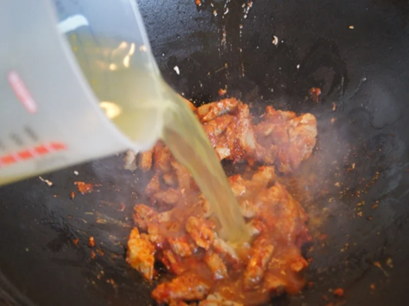 Brokkoli mit Schweinefiletgeschnetzelten, Erdnüssen und Kartoffeln - Rezept - Bild Nr. 7764