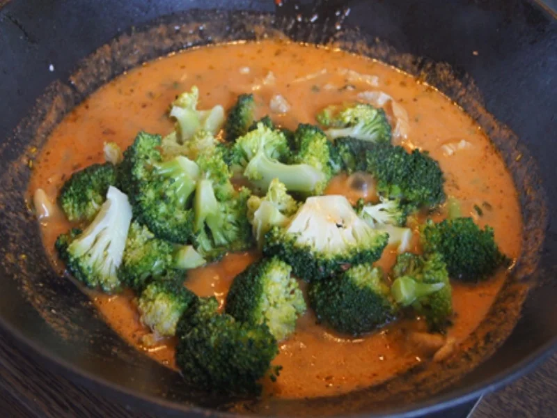 Brokkoli mit Schweinefiletgeschnetzelten, Erdnüssen und Kartoffeln - Rezept - Bild Nr. 7767