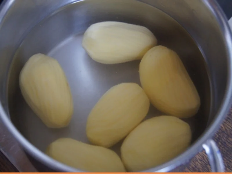 Brokkoli mit Schweinefiletgeschnetzelten, Erdnüssen und Kartoffeln - Rezept - Bild Nr. 7771