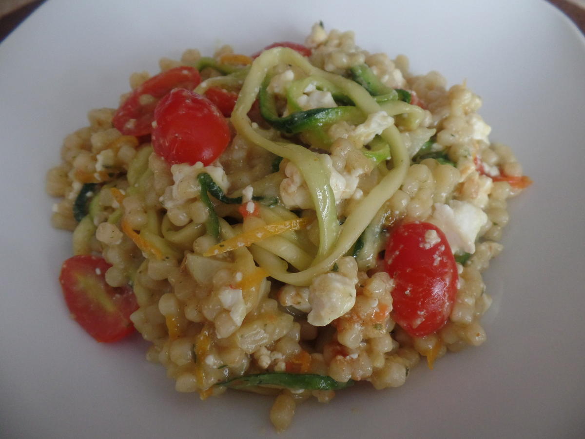 Fregola-Sarda -Pasta-Risotto mit Zucchininudeln ,Tomaten und Fetakäse ...