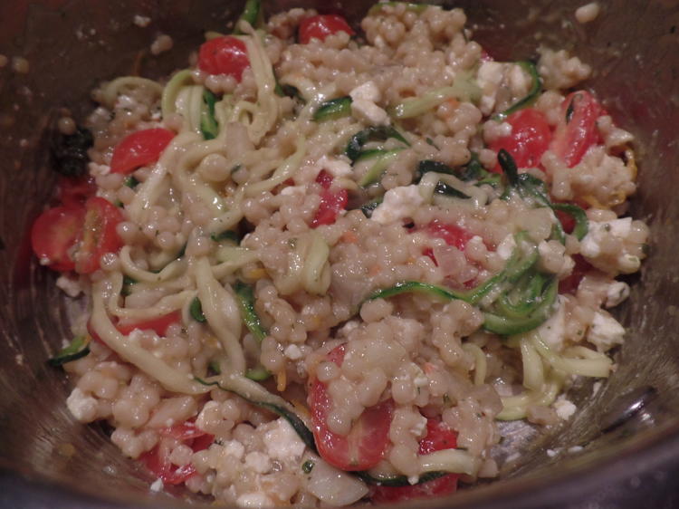 Fregola-Sarda -Pasta-Risotto mit Zucchininudeln ,Tomaten und Fetakäse ...