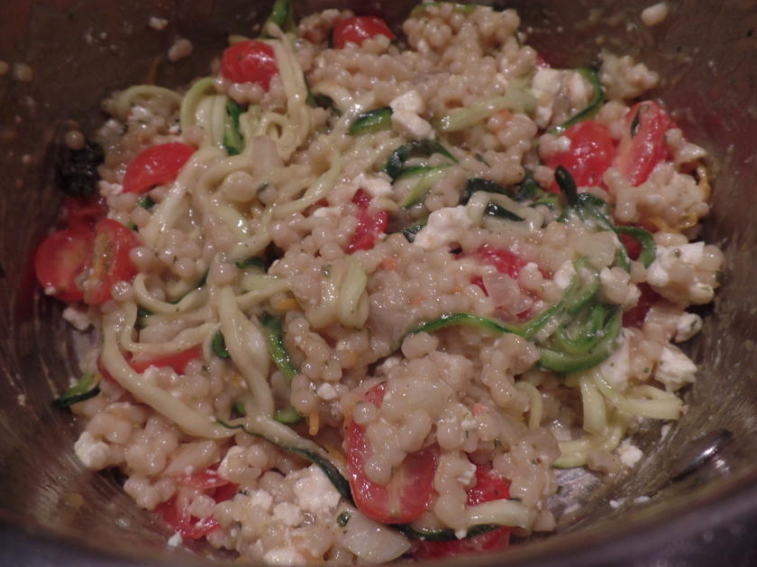 Fregola-Sarda -Pasta-Risotto mit Zucchininudeln ,Tomaten und Fetakäse ...