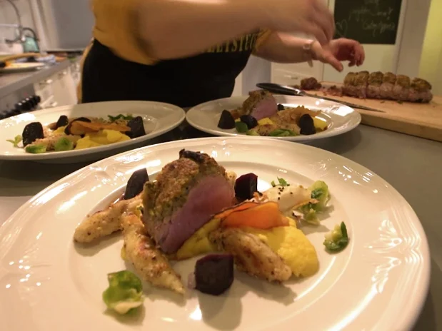 Dammwild mit Kräuterkruste, Haselnuss-Schupfnudeln, Karotten-Dreierlei und Rosenkohl - Rezept - Bild Nr. 2