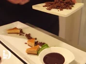 Tannenhonig-Parfait mit Kumquatragout, Schokostreuseln, Baumkuchenspitzen und Schokosauce - Rezept - Bild Nr. 2