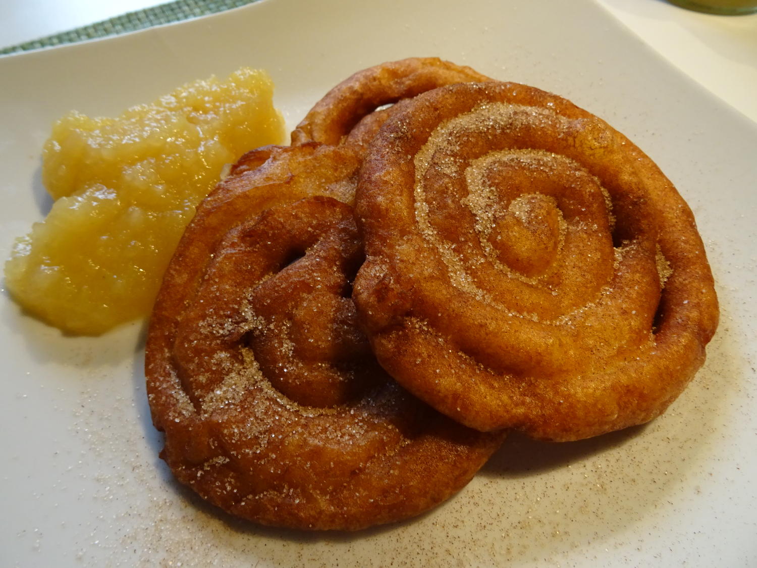 Kartoffel-Spiralen mit Zimt-Zucker und Apfelkompott - Rezept - kochbar.de