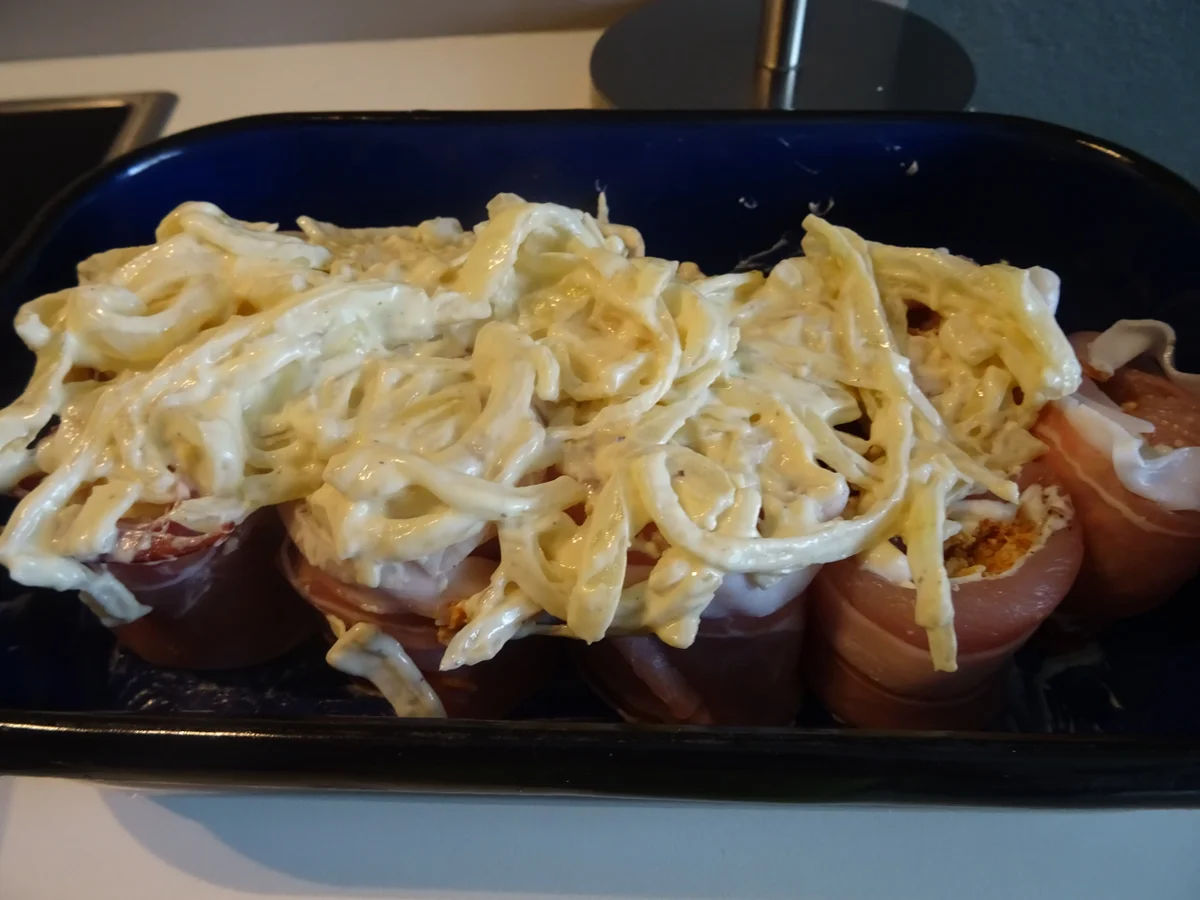 Rezept: Putenbrust-Röllchen aus dem Ofen, überbacken mit knusprig-cremigem Zwiebel-Topping Bild Nr. 3 Putenbrust-Röllchen aus dem Ofen, überbacken mit knusprig-cremigem Zwiebel-Topping - Rezept - Bild Nr. 3