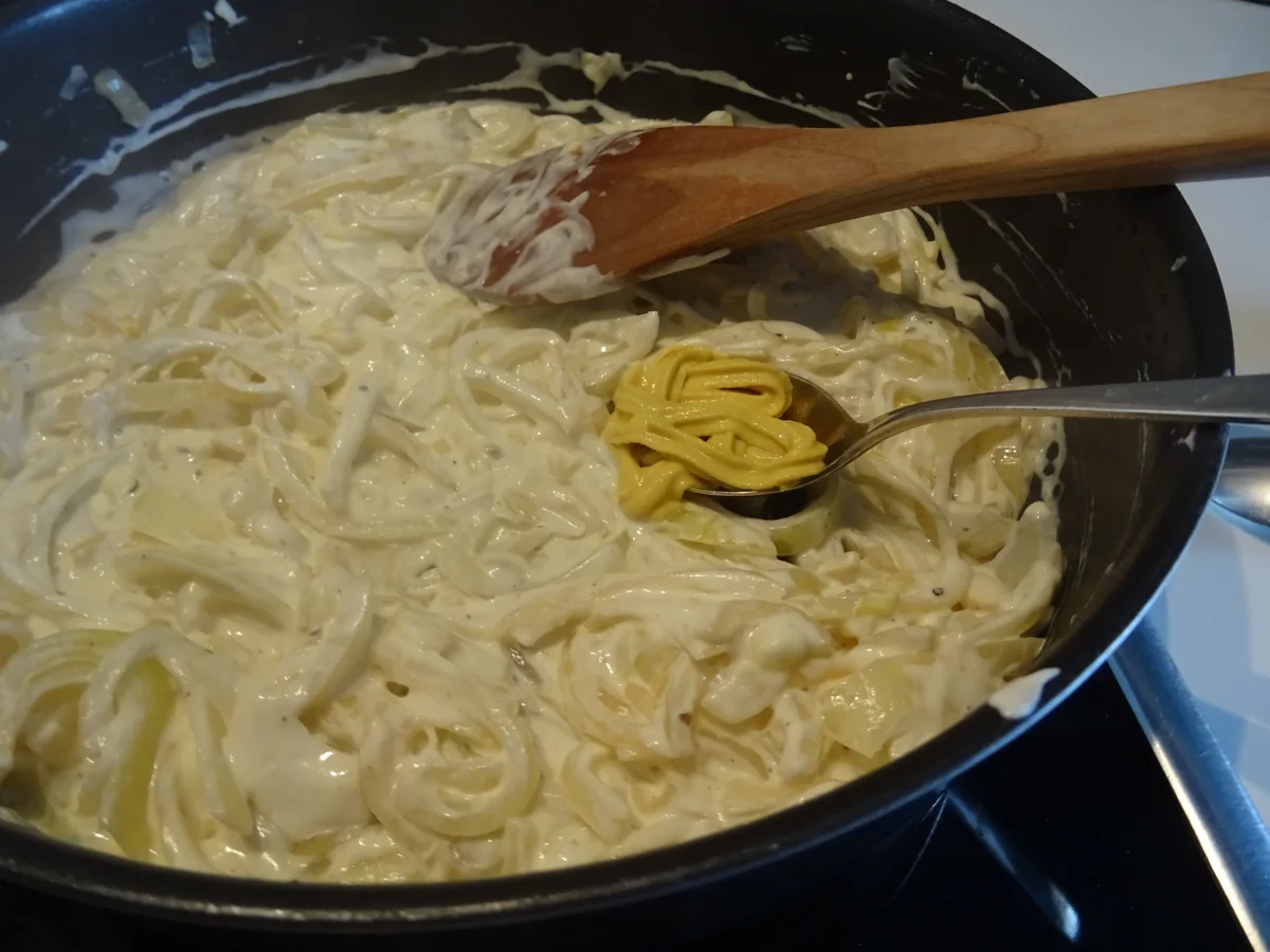 Rezept: Putenbrust-Röllchen aus dem Ofen, überbacken mit knusprig-cremigem Zwiebel-Topping Bild Nr. 4 Putenbrust-Röllchen aus dem Ofen, überbacken mit knusprig-cremigem Zwiebel-Topping - Rezept - Bild Nr. 4