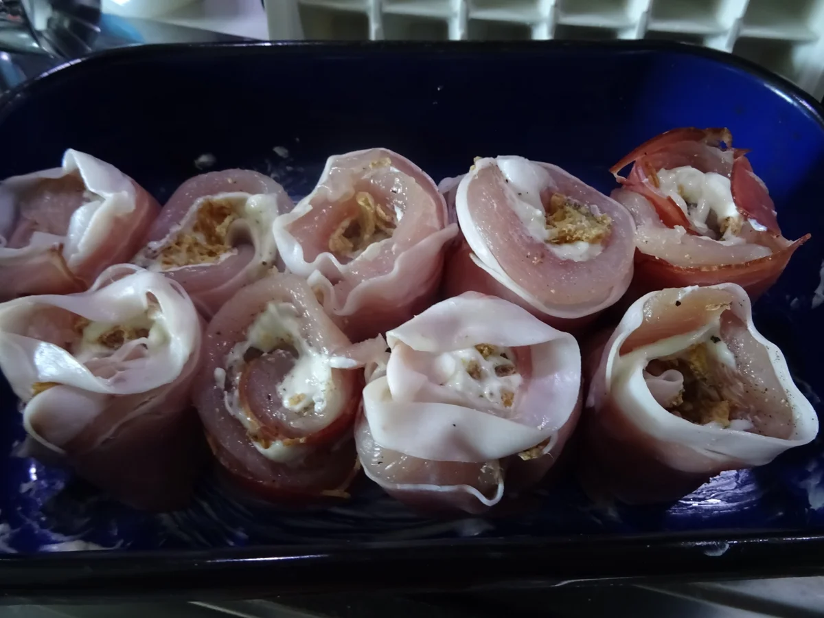 Rezept: Putenbrust-Röllchen aus dem Ofen, überbacken mit knusprig-cremigem Zwiebel-Topping Bild Nr. 6 Putenbrust-Röllchen aus dem Ofen, überbacken mit knusprig-cremigem Zwiebel-Topping - Rezept - Bild Nr. 6