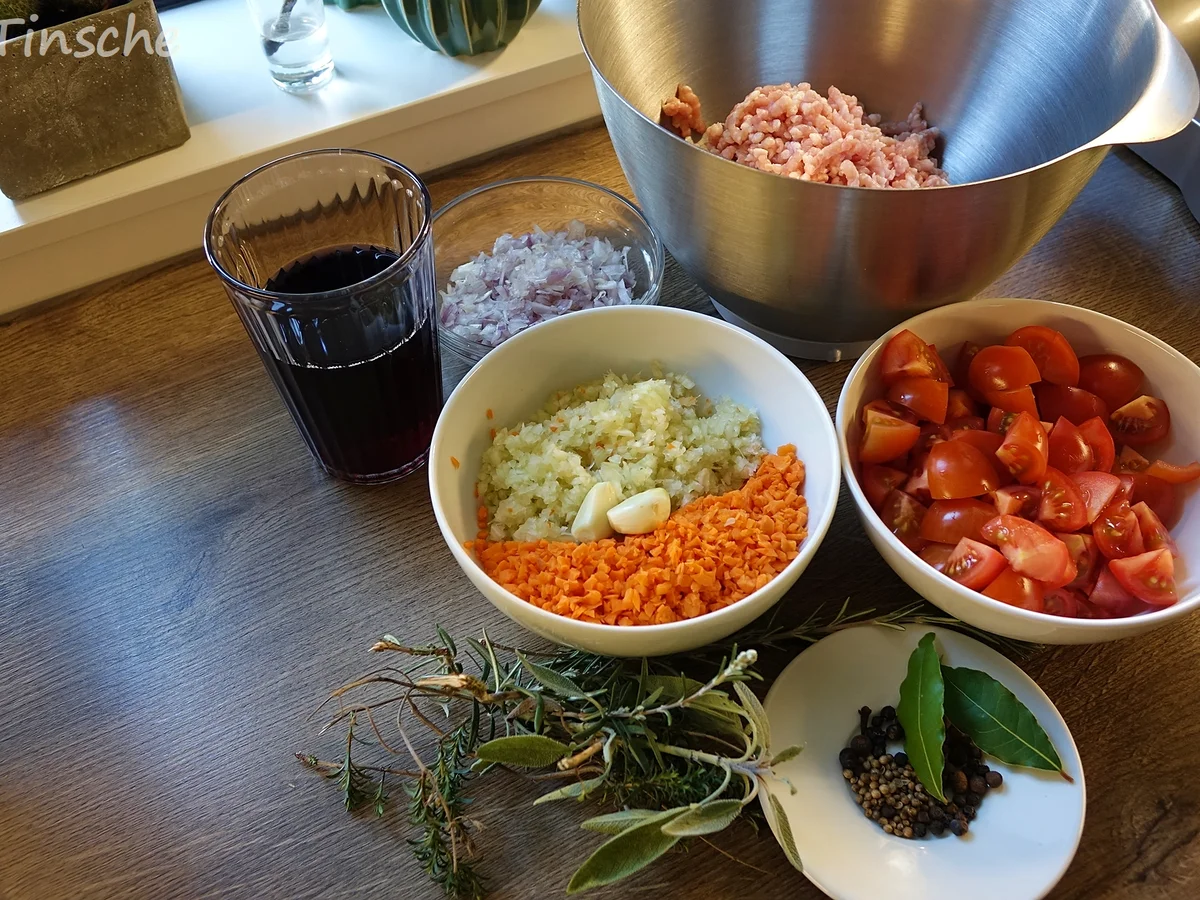 Hähnchen-Bolognese mit Mozzarella-Dampfnudeln - Rezept - Bild Nr. 7759