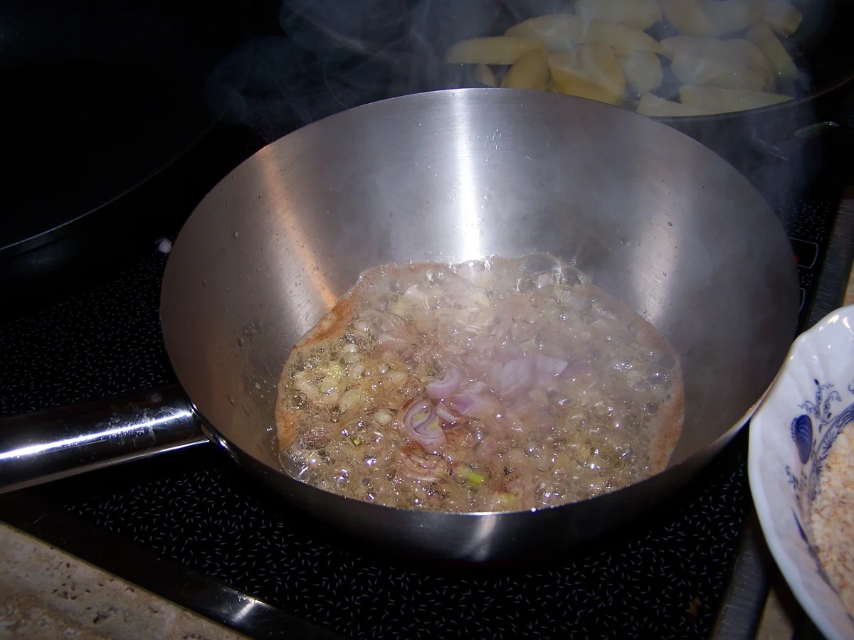 Rezept: Schnitzelchen aus der Schweinelende dazu Steinpilz-Soße und Bratkartöffelchen Bild Nr. 7786 Schnitzelchen aus der Schweinelende dazu Steinpilz-Soße und Bratkartöffelchen - Rezept - Bild Nr. 7786