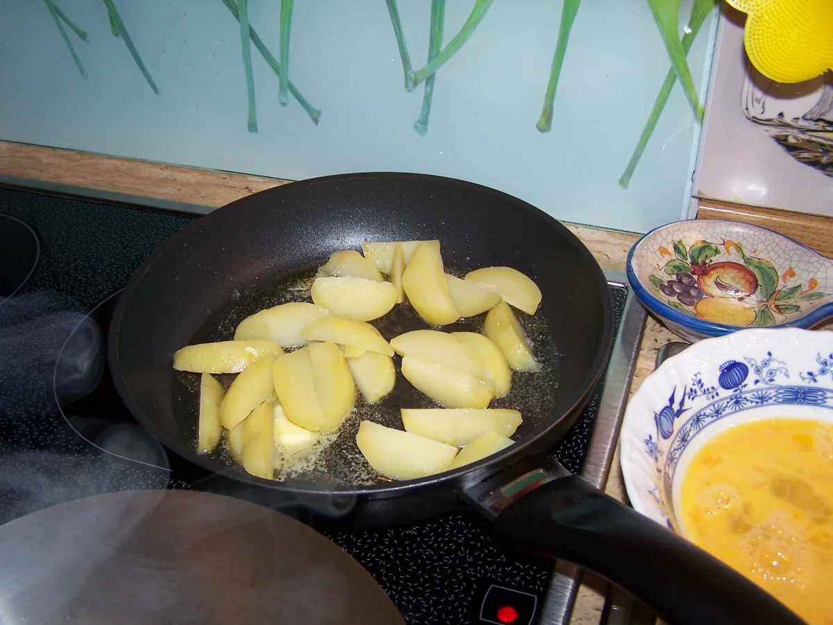 Rezept: Schnitzelchen aus der Schweinelende dazu Steinpilz-Soße und Bratkartöffelchen Bild Nr. 7787 Schnitzelchen aus der Schweinelende dazu Steinpilz-Soße und Bratkartöffelchen - Rezept - Bild Nr. 7787