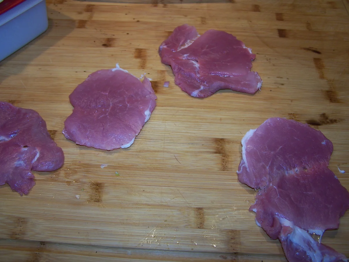 Rezept: Schnitzelchen aus der Schweinelende dazu Steinpilz-Soße und Bratkartöffelchen Bild Nr. 7788 Schnitzelchen aus der Schweinelende dazu Steinpilz-Soße und Bratkartöffelchen - Rezept - Bild Nr. 7788