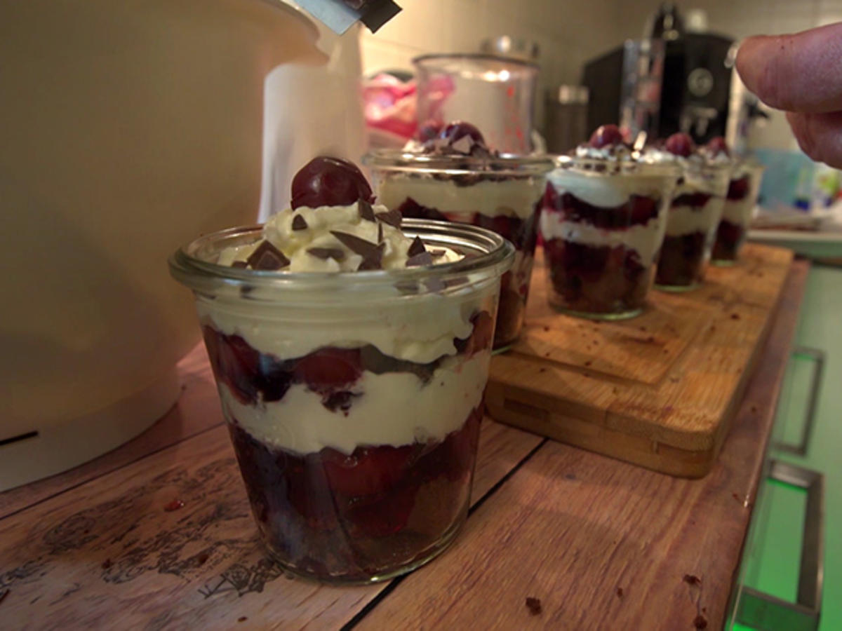 Schwarzwälder Kirschkuchen im Glas mit Vanilleeis auf