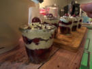 Schwarzwälder Kirschkuchen im Glas mit Vanilleeis auf Himbeerspiegel - Rezept - Bild Nr. 2