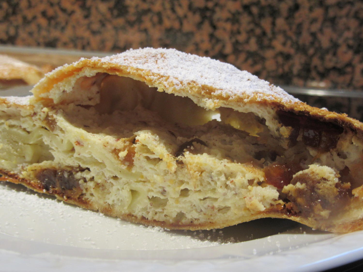 Backen: Quarkstrudel mit getrockneten Aprikosen - Rezept - kochbar.de