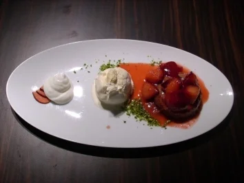 Rezept: Umgedrehter Pflaumenkuchen dazu hausgemachtes Eis Umgedrehter Pflaumenkuchen dazu hausgemachtes Eis - Rezept