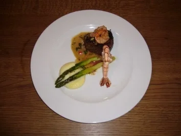 "Surf &amp; Turf" mit einer Estragon-Chili-Soße und grünem Spargel - Rezept