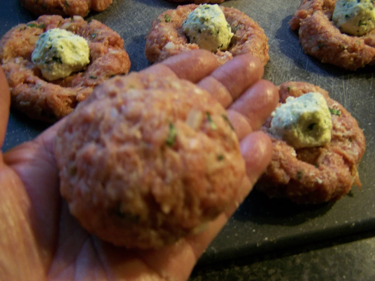 Rezept: FetaBärlauchfüllung in der Frikadelle Bild Nr. 7858 FetaBärlauchfüllung in der Frikadelle - Rezept - Bild Nr. 7858