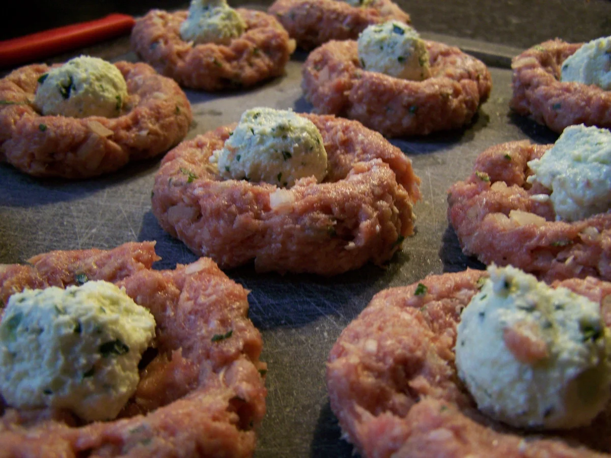 Rezept: FetaBärlauchfüllung in der Frikadelle Bild Nr. 7859 FetaBärlauchfüllung in der Frikadelle - Rezept - Bild Nr. 7859