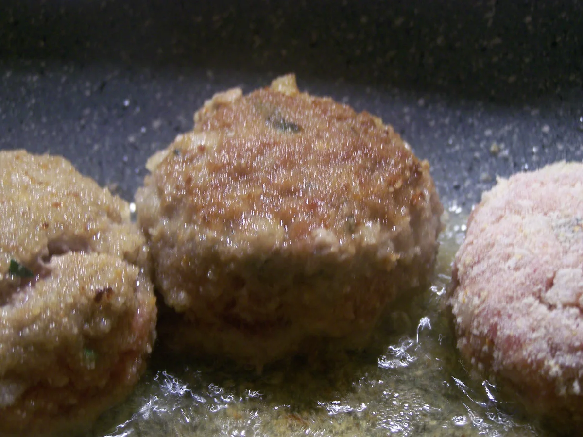 Rezept: FetaBärlauchfüllung in der Frikadelle Bild Nr. 7862 FetaBärlauchfüllung in der Frikadelle - Rezept - Bild Nr. 7862