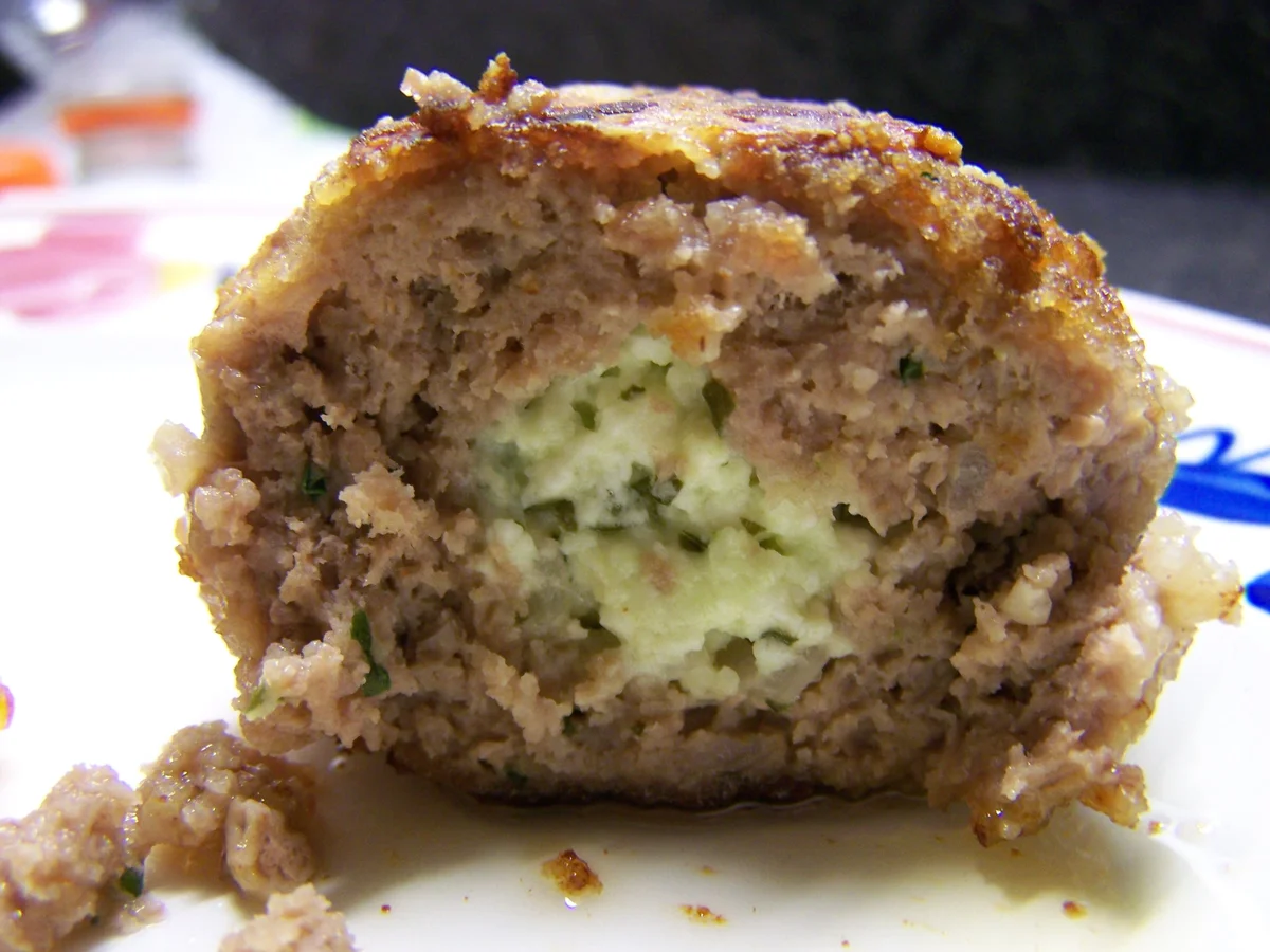 Rezept: FetaBärlauchfüllung in der Frikadelle Bild Nr. 7852 FetaBärlauchfüllung in der Frikadelle - Rezept - Bild Nr. 7852