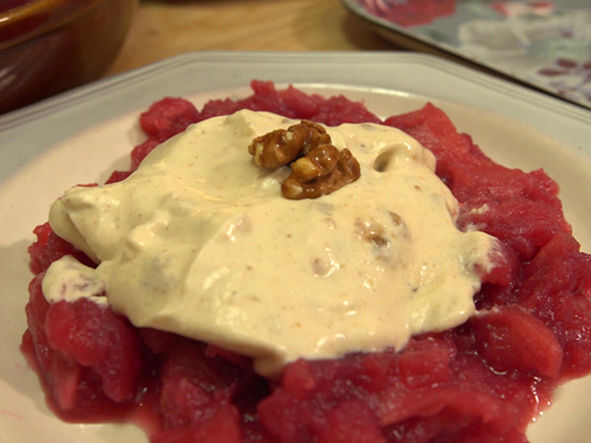 Honig-Joghurt-Halbgefrorenes mit karamellisierten Walnüssen und warmem ...