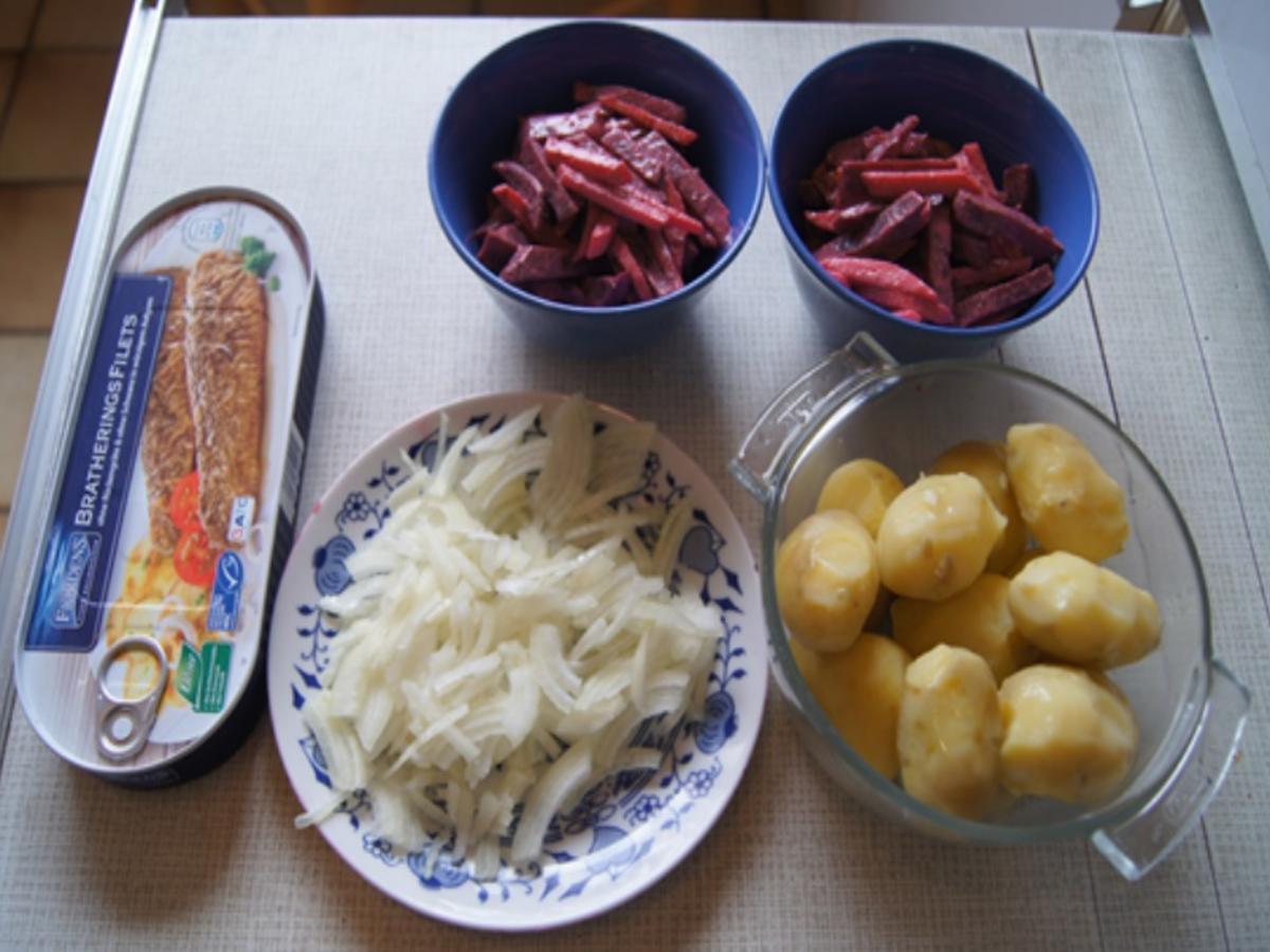 Bratheringsfilet mit Bratkartoffeln und Rote-Bete-Apfel-Salat - Rezept - Bild Nr. 7788