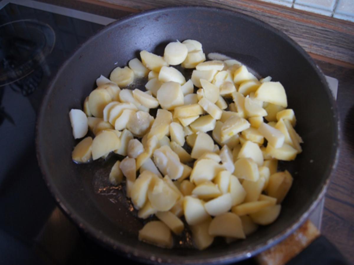 Bratheringsfilet mit Bratkartoffeln und Rote-Bete-Apfel-Salat - Rezept - Bild Nr. 7792