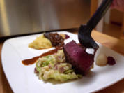 Hirschrückensteak an Tonkabohnen-Sauce mit Wirsingspätzle und Rehleber an Zwiebelsauce - Rezept - Bild Nr. 7789