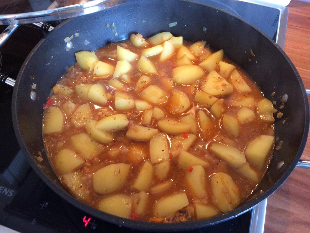 Kartoffelcurry mit frischem Spinat, leicht scharf - Rezept - kochbar.de