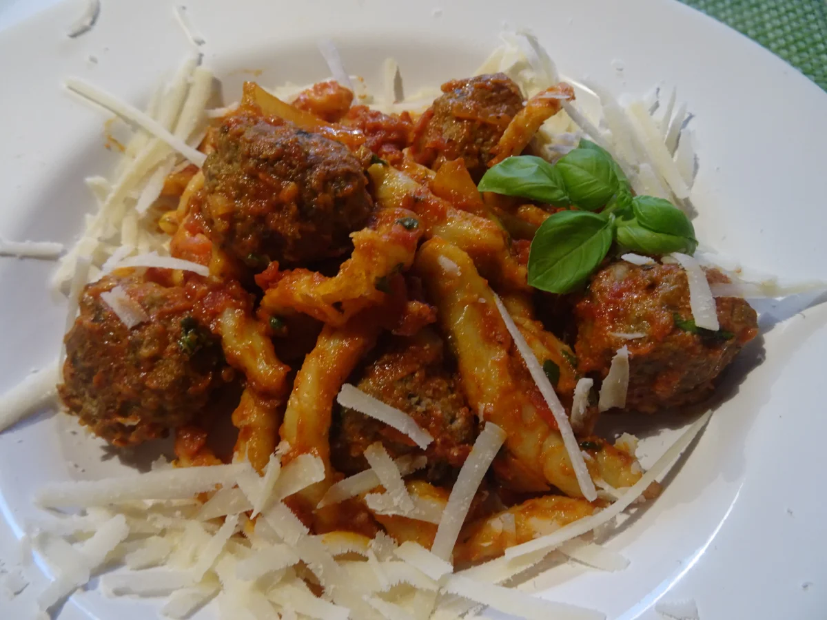 Strozzapreti con Polpette al sugo di pomodori - Rezept - Bild Nr. 7823